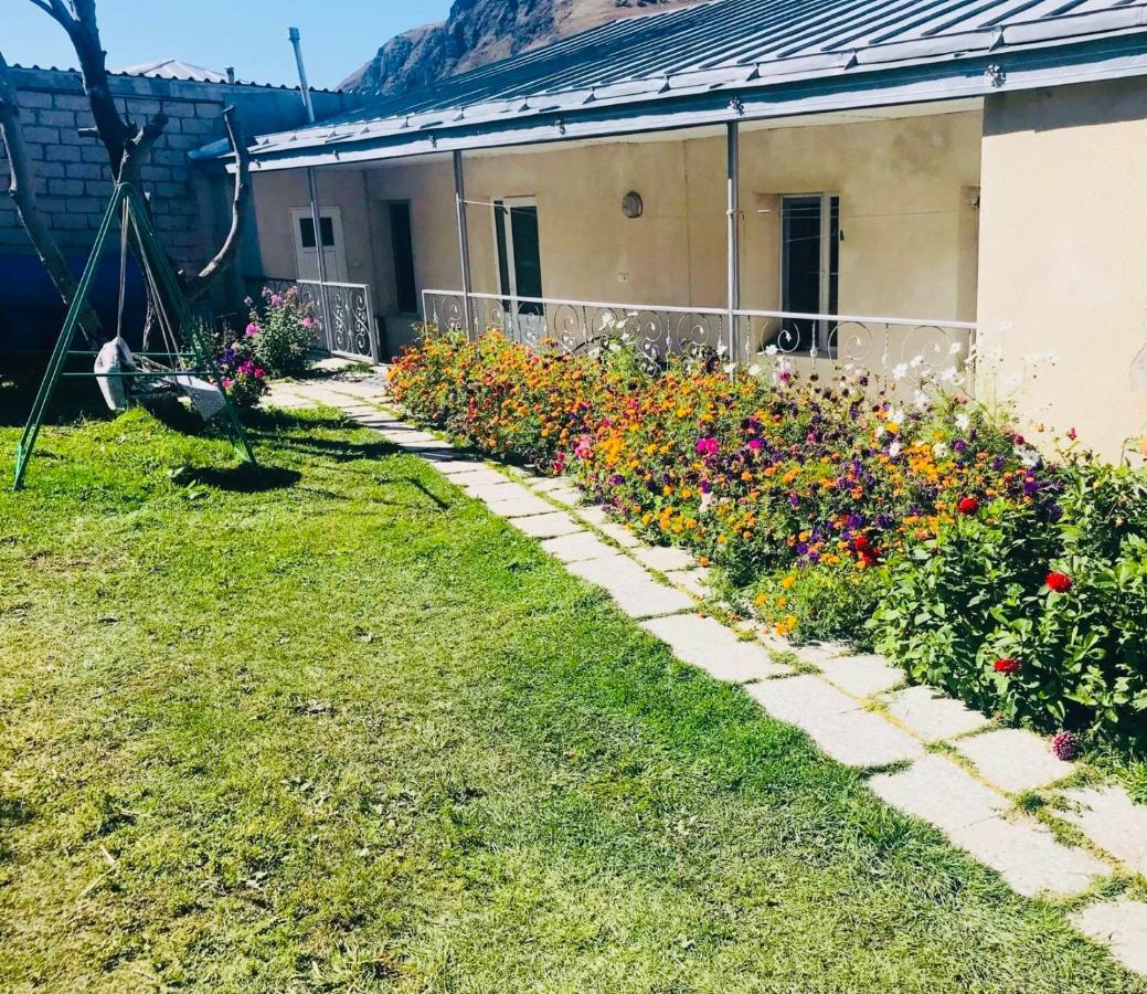 Mikheil Pitskhelauri Guest House Kazbegi Exterior photo